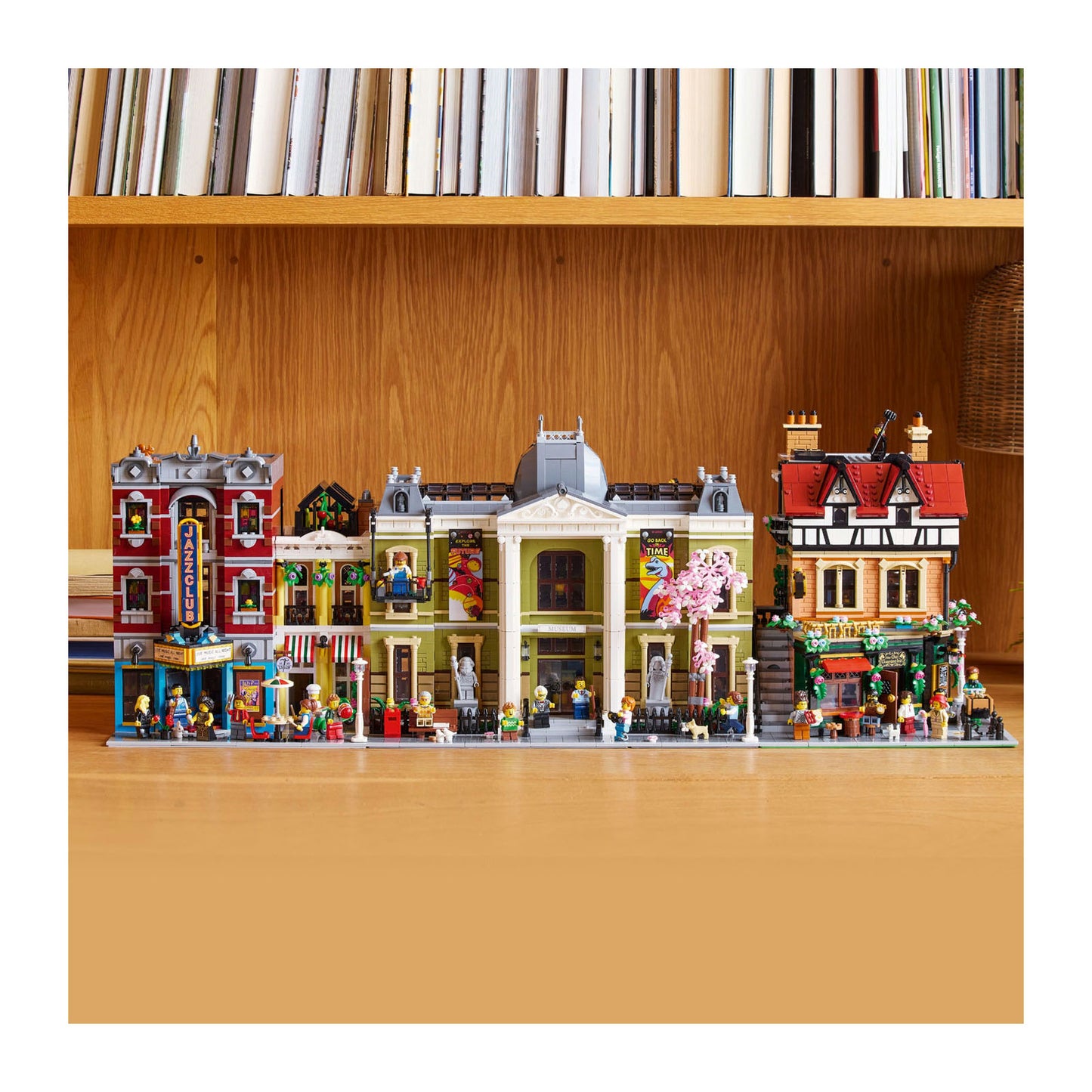 10350 LEGO Icons Tudor Corner