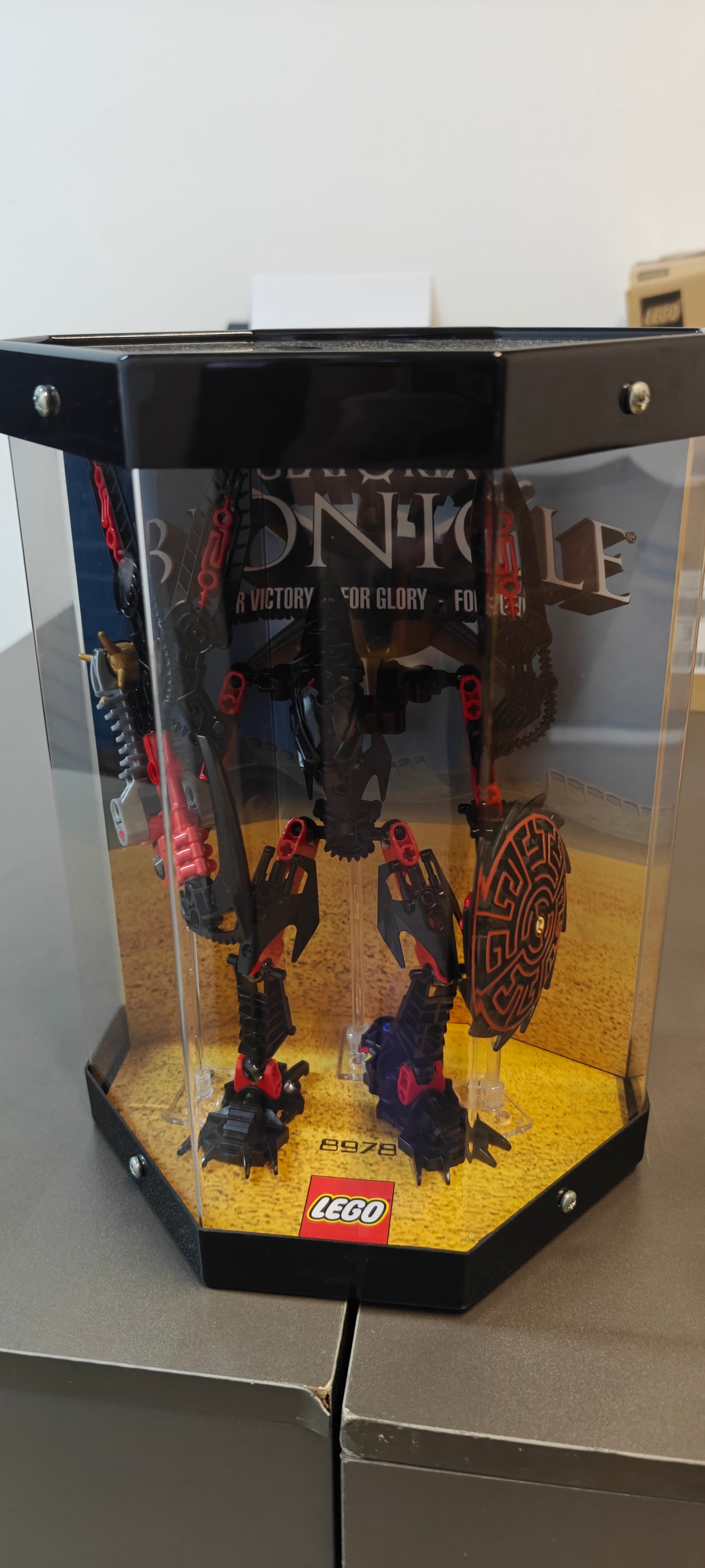8978 LEGO Bionicle - Skrall with LEGO Display Case