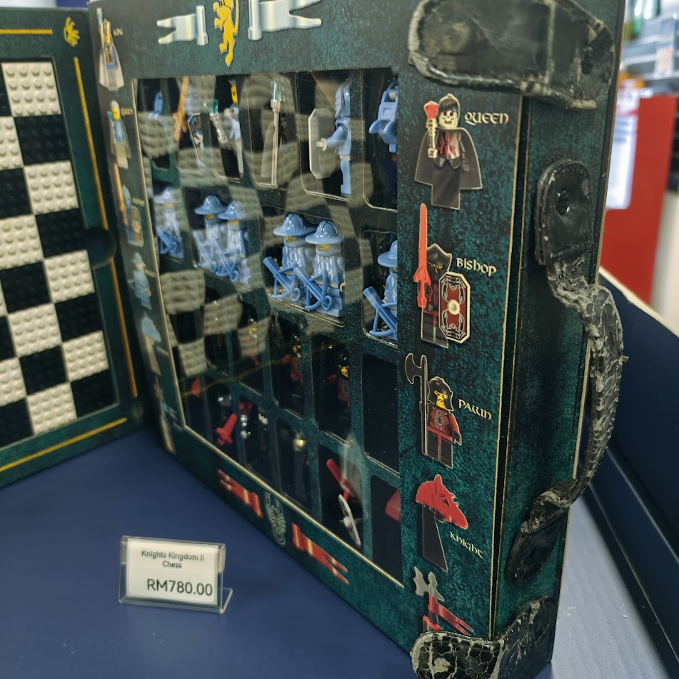 851499 Knights' Kingdom Chess Set (Used)