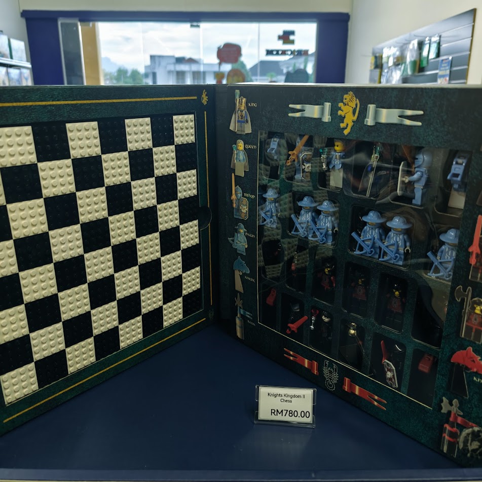 851499 Knights' Kingdom Chess Set (Used)