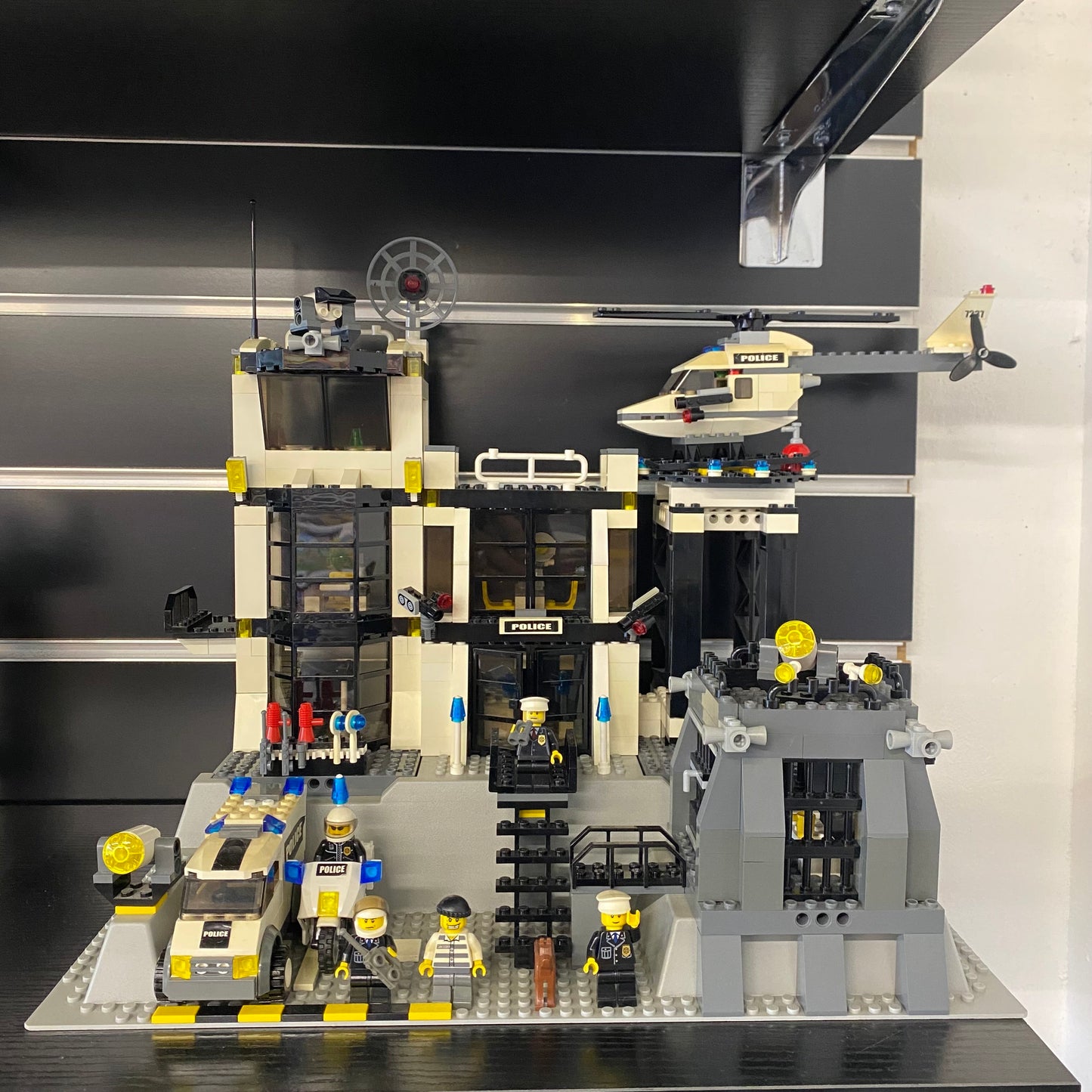 LEGO 7237 Police Station - WITH Light-Up Minifigure