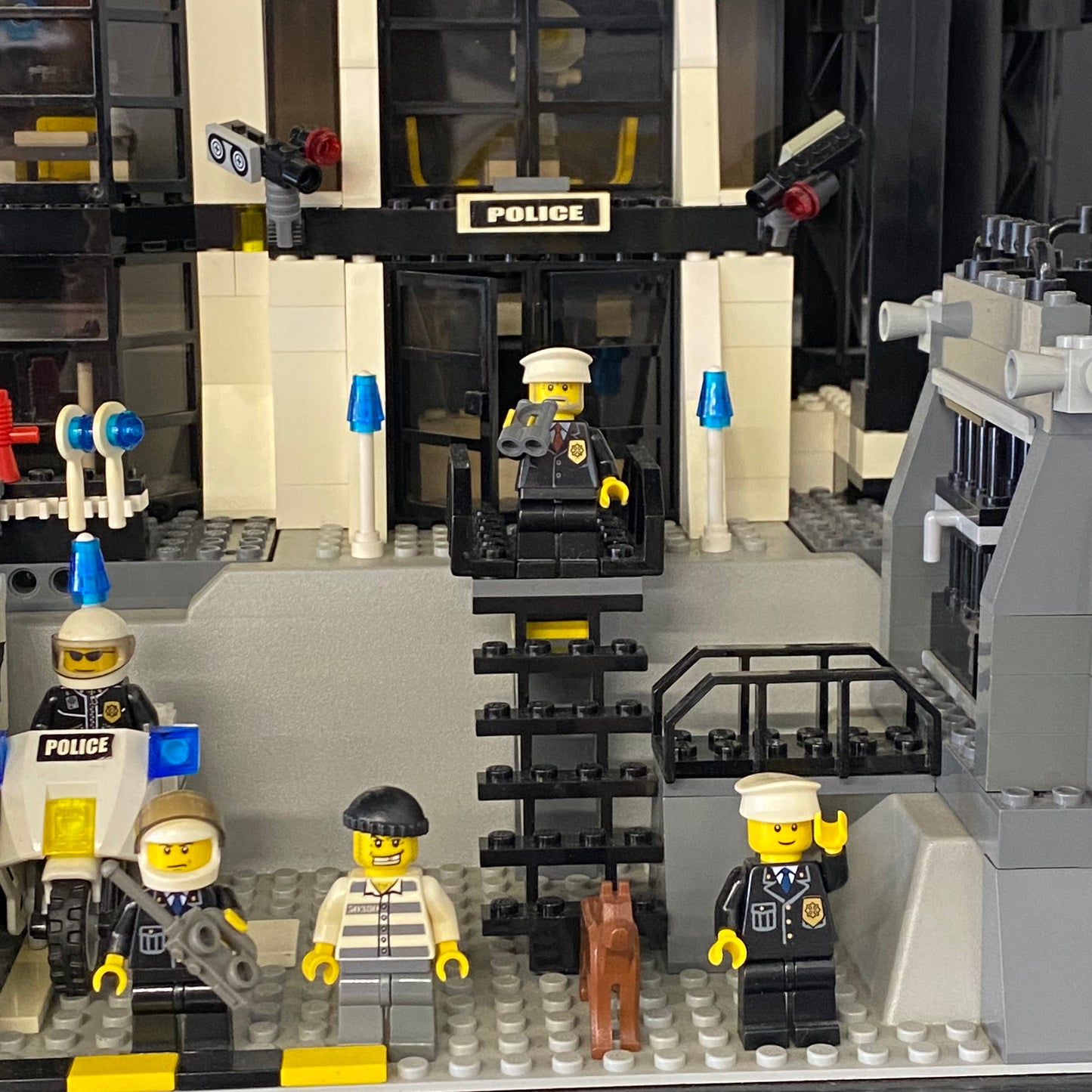 LEGO 7237 Police Station - WITH Light-Up Minifigure