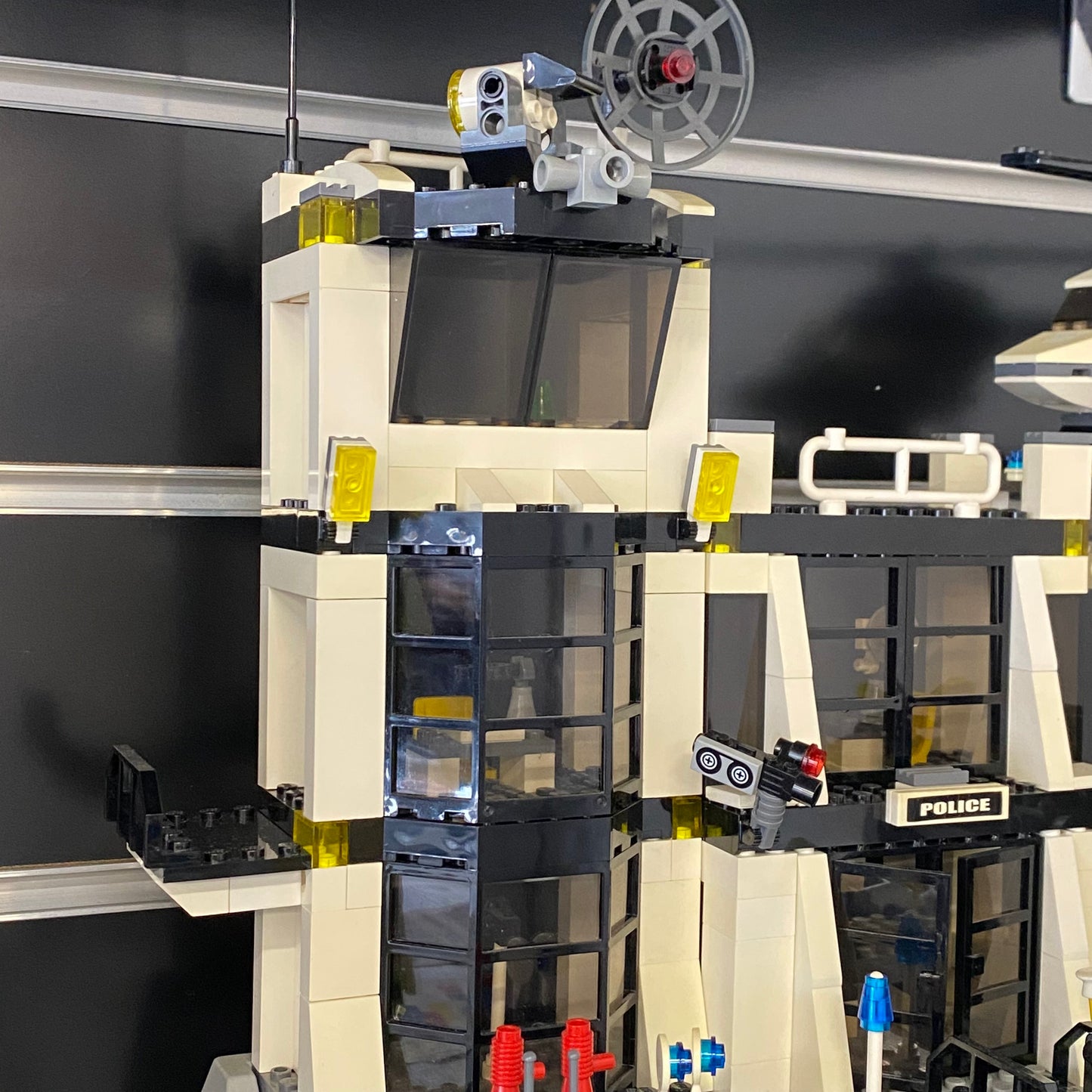 LEGO 7237 Police Station - WITH Light-Up Minifigure