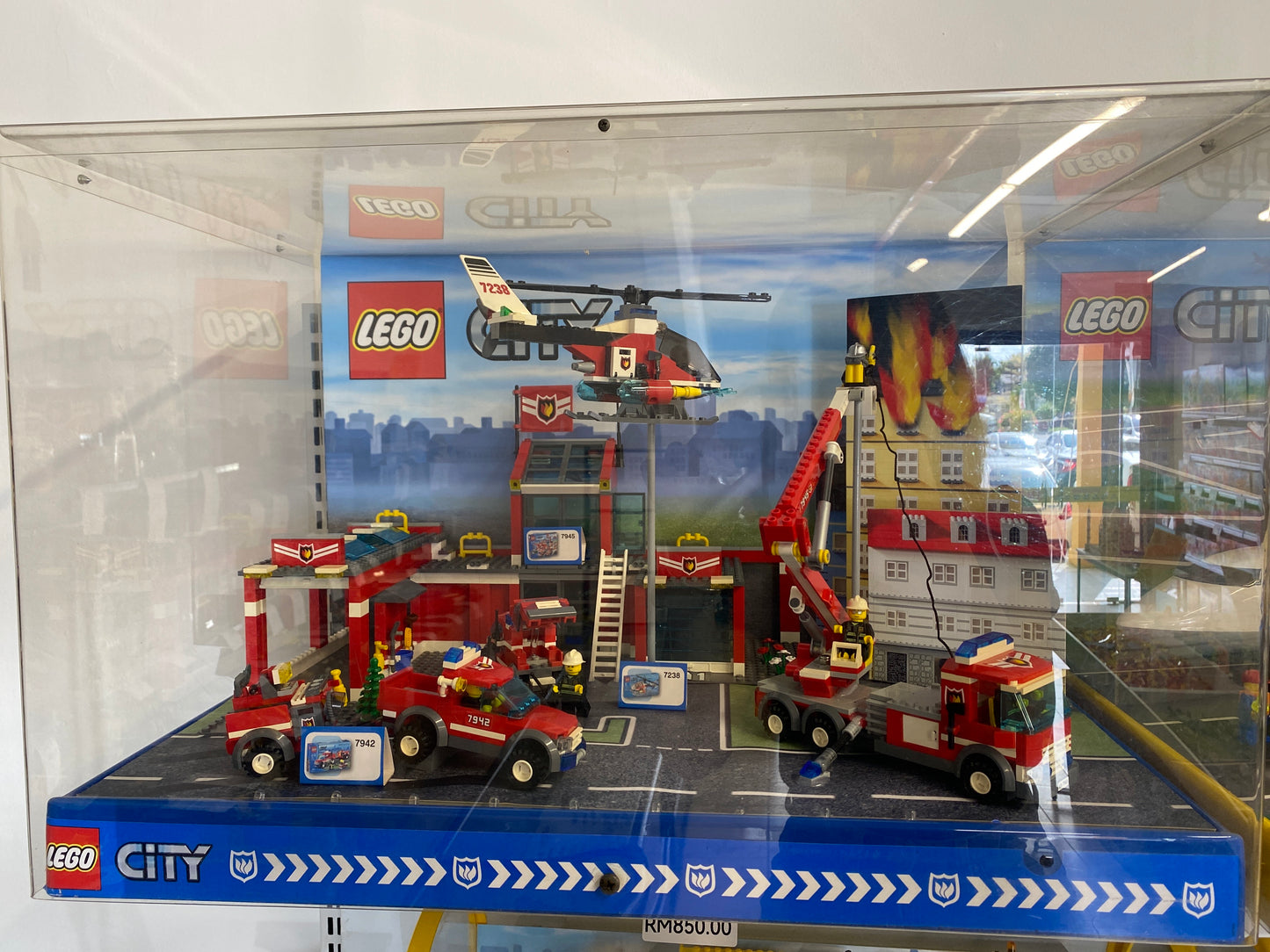 LEGO Display Assembled Sets 7942 7945 and 7238 in Plastic Case