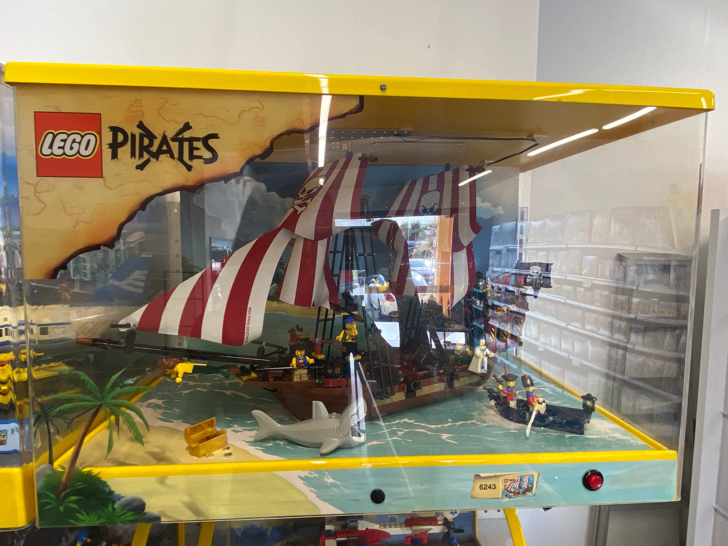 LEGO Display Assembled Set Brickbeard's Bounty 6243 in Plastic Case