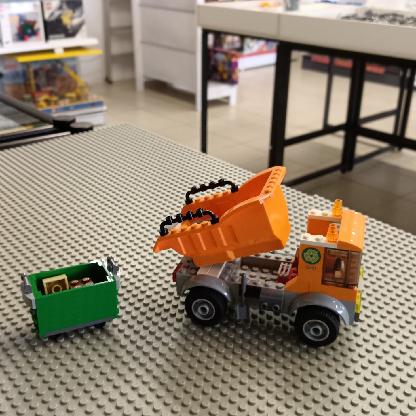 LEGO 60220 Garbage Truck