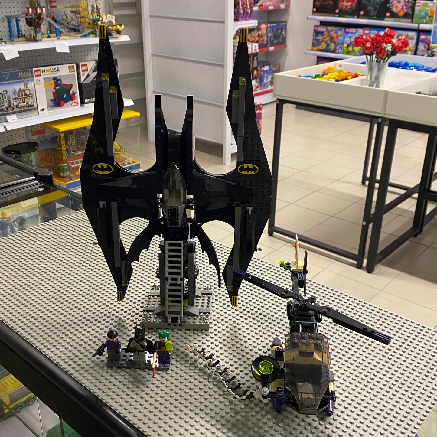 LEGO 7782 The Batwing: The Joker's Aerial Assault
