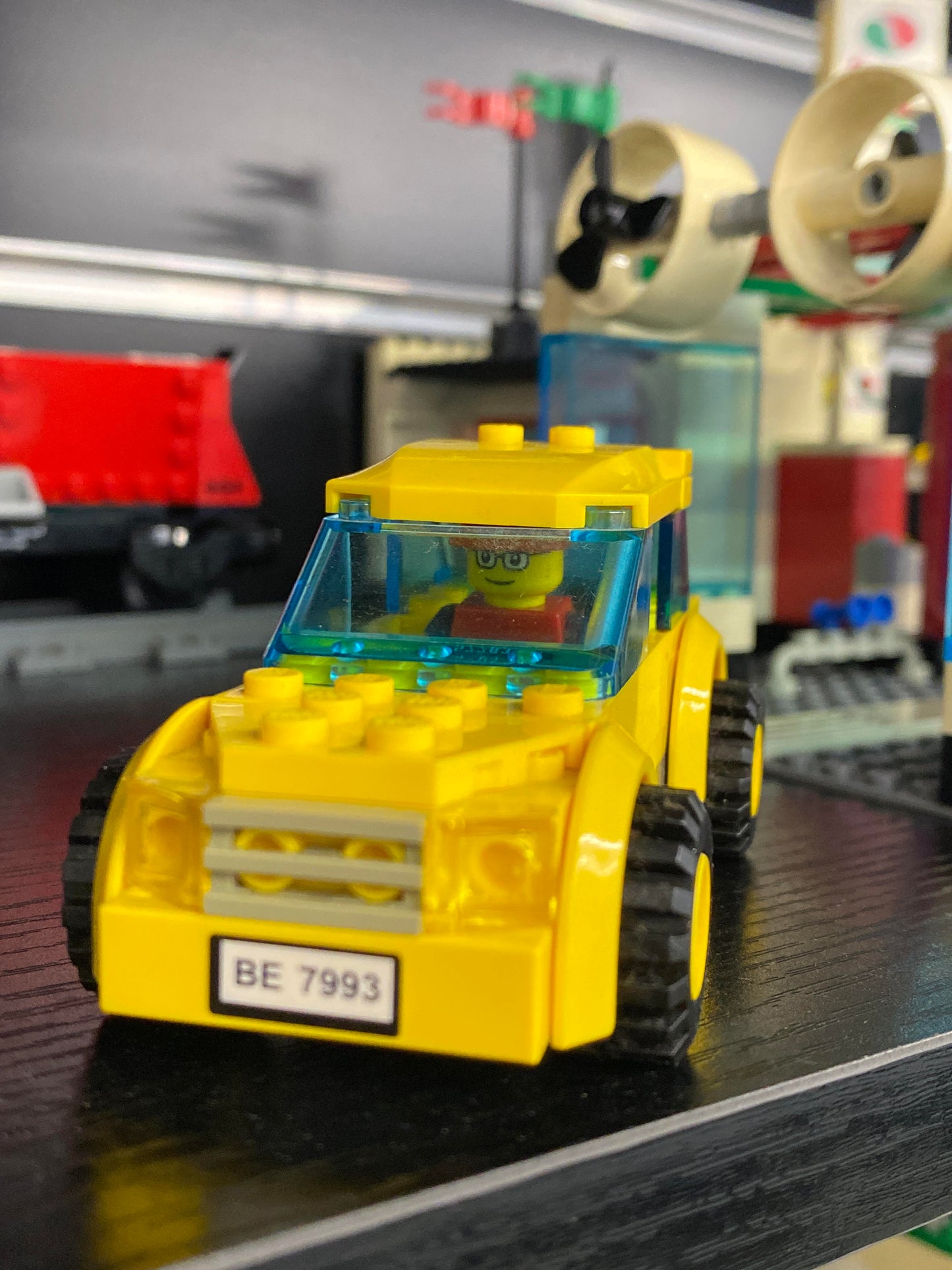 LEGO 7993 Service Station