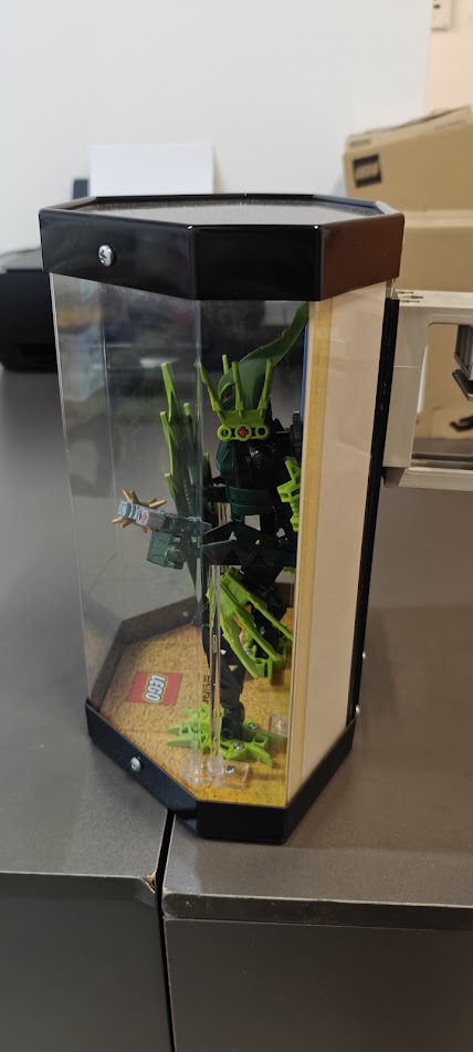 8980 LEGO Bionicle - Gresh with Display Case