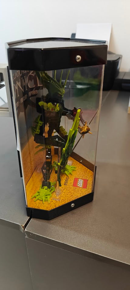 8980 LEGO Bionicle - Gresh with Display Case