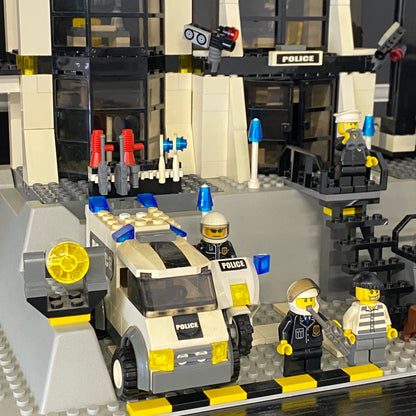 LEGO 7237 Police Station - WITH Light-Up Minifigure