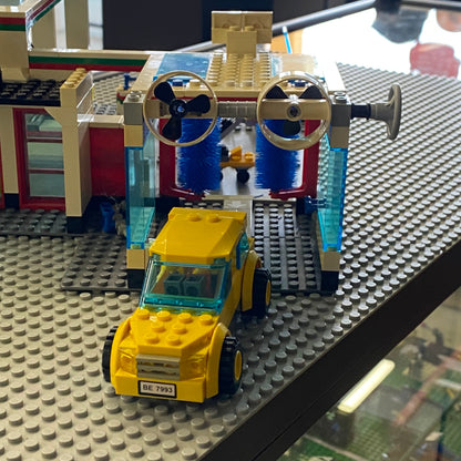 LEGO 7993 Service Station