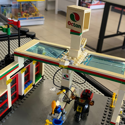 LEGO 7993 Service Station